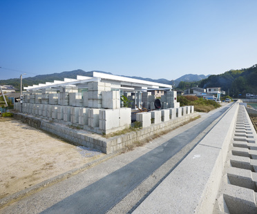 Naf architect: casa in cemento di scarto