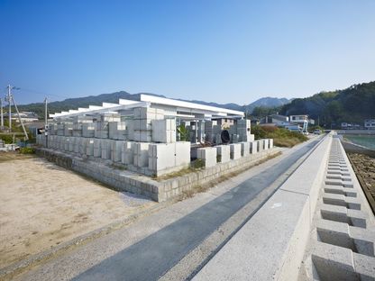 Naf architect: casa in cemento di scarto