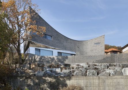 Joho Architecture: casa con tetto curvo in Corea