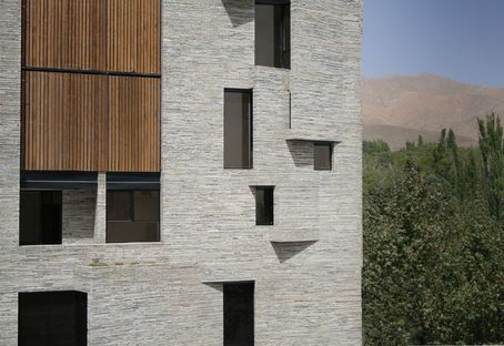 Mehdizadeh: architettura con rivestimento riciclato a Mahallat