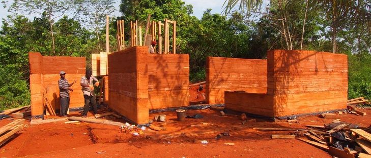 Nkabom House, costruire con il fango a Ghana