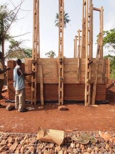 Nkabom House, costruire con il fango a Ghana