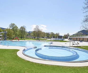 Come unire architettura e natura in una piscina comunale
