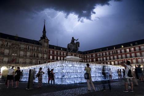 PlasticWaste Labyrinth di LuzInterruptus a Plaza Mayor, Madrid