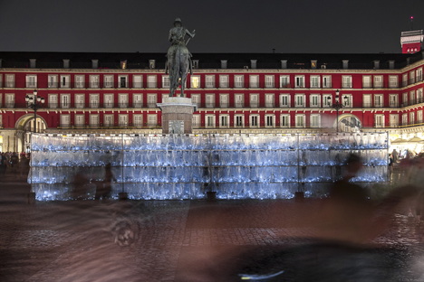 PlasticWaste Labyrinth di LuzInterruptus a Plaza Mayor, Madrid