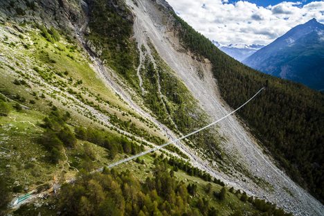 Il ponte sospeso più lungo per pedoni è in Svizzera