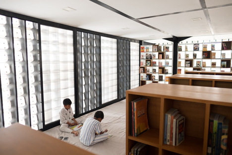 La micro-biblioteca Bima di SHAU in Indonesia 