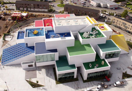 Ha aperto la LEGO House disegnata da BIG a Billund, Danimarca