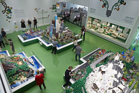 Ha aperto la LEGO House disegnata da BIG a Billund, Danimarca
