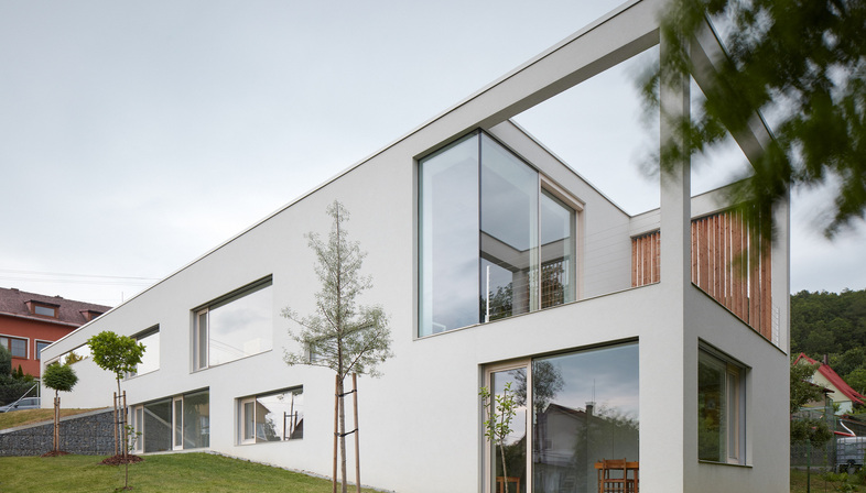 Una casa per tre generazioni sulla collina, Masparti Architects