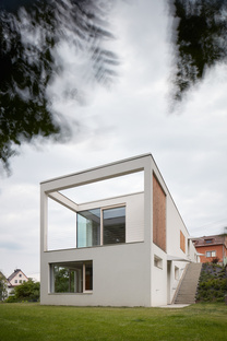 Una casa per tre generazioni sulla collina, Masparti Architects