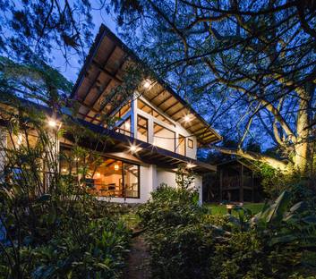 Casa Mirasol di JiA-Jose Isturaín Arquitectura: un recupero a Panama