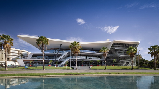 Meet Point Cumbres, una mall sostenibile di Sanzpont Arquitectura a Cancùn