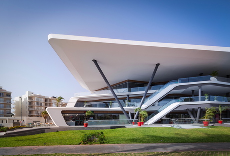Meet Point Cumbres, una mall sostenibile di Sanzpont Arquitectura a Cancùn