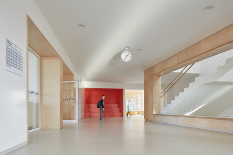 Una scuola elementare di SOA architekti con lo standard casa passiva