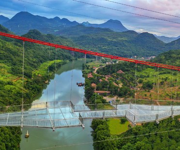 Un ponte di vetro in Cina di UAD
