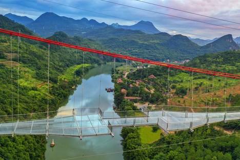 Un ponte di vetro in Cina di UAD