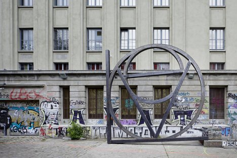 Berlino, il famoso club Berghain si trasforma in galleria d’arte