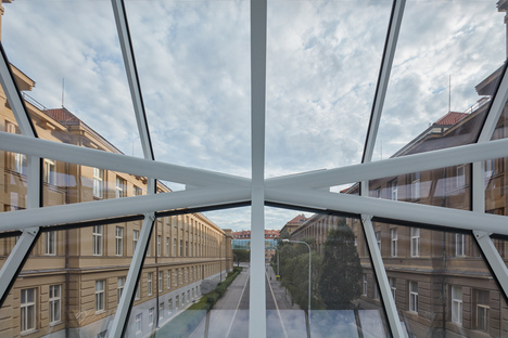 Connessioni attuali, due passerelle in vetro dello studio OV-A a Praga