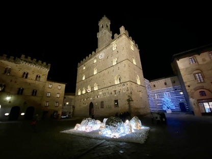 Luce e alabastro in piazza a Volterra