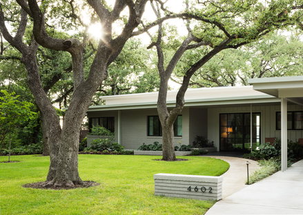 Ridge Oak Residence, la rinascita di una residenza modernista a Austin