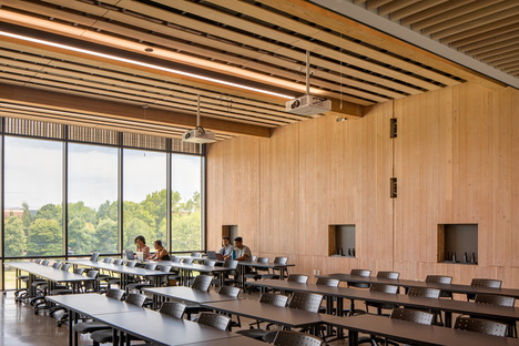Michael Green Architecture realizza due edifici in legno massiccio
