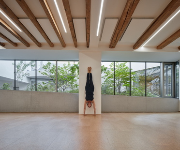 Yoga e arte a Brno, progetto di RO_AR Szymon Rozwalka architects