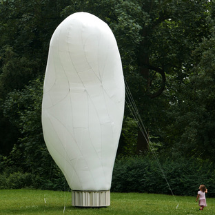 FRIEND, una scultura gonfiabile di Simon Hjermind Jensen