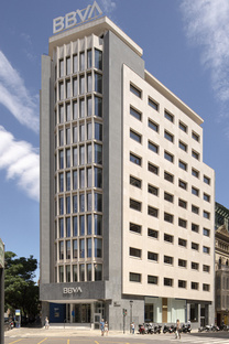 Miriam Castells Studio ristruttura la sede della banca BBVA a Valencia