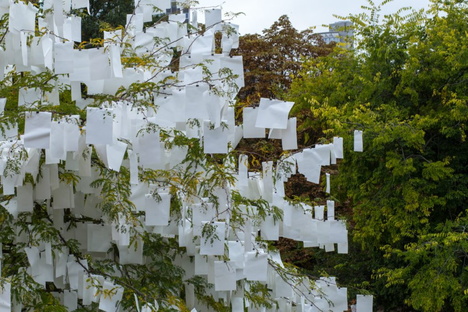 Luzinterruptus presenta l’installazione Hojas por Hojas a Francoforte