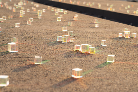 Luce e prismi per un’installazione di Hakuten Creative a Sarushima