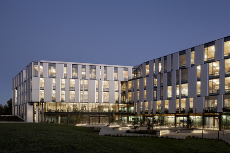 Edificio per uffici sostenibile di Hacker Architects