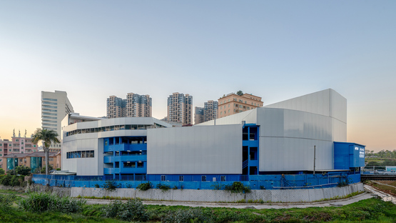 Various Associates e un liceo artistico in bianco e blu a Shenzhen