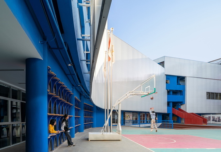 Various Associates e un liceo artistico in bianco e blu a Shenzhen