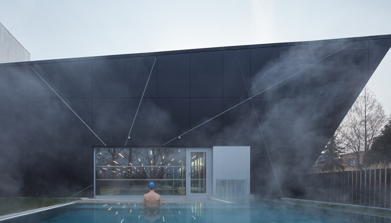 Incentivare l’attività fisica, la piscina coperta di dkarchitekti studio a Louny
