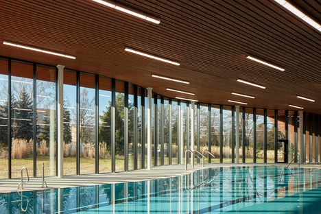 Incentivare l’attività fisica, la piscina coperta di dkarchitekti studio a Louny
