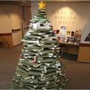Un albero di natale ecologico fatto con libri di biblioteca!