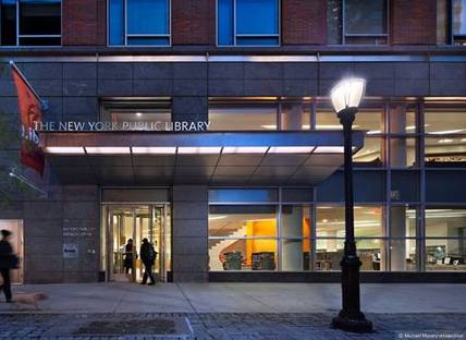 New York Public Library, Battery Park City Branch, progettato da 1100:architect sta per essere certificato LEED Gold e ha ricevuto l'Interiors Awards 2012 per gli spazi pubblici
