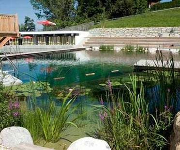 Una piscina naturale per un divertimento “green”