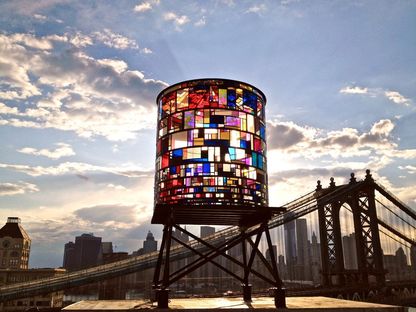 Watertower in Brooklyn. Installazione di Tom Fruin.