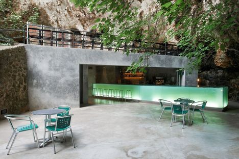 Fusione tra design e natura: bar nella grotta, Mallorca.