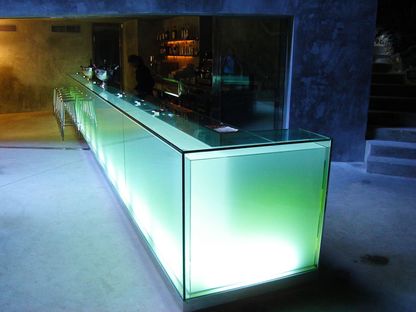 Fusione tra design e natura: bar nella grotta, Mallorca.
