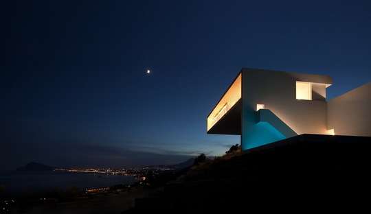Casa con vista mare di Fran Silvestre Architects.