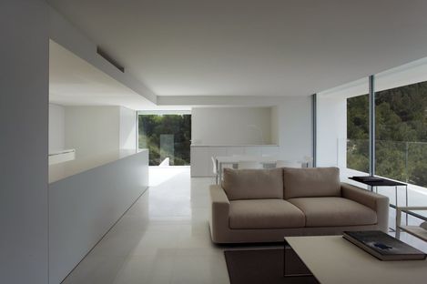 Casa con vista mare di Fran Silvestre Architects.