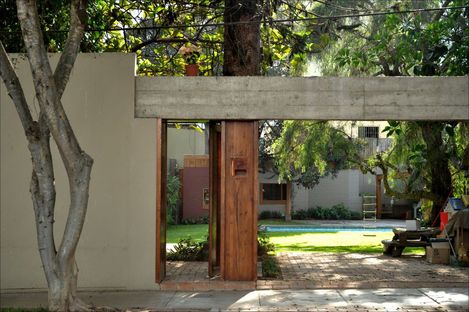 Progettare una cucina attorno ad un albero. Ghezzi Novak, Lima. 