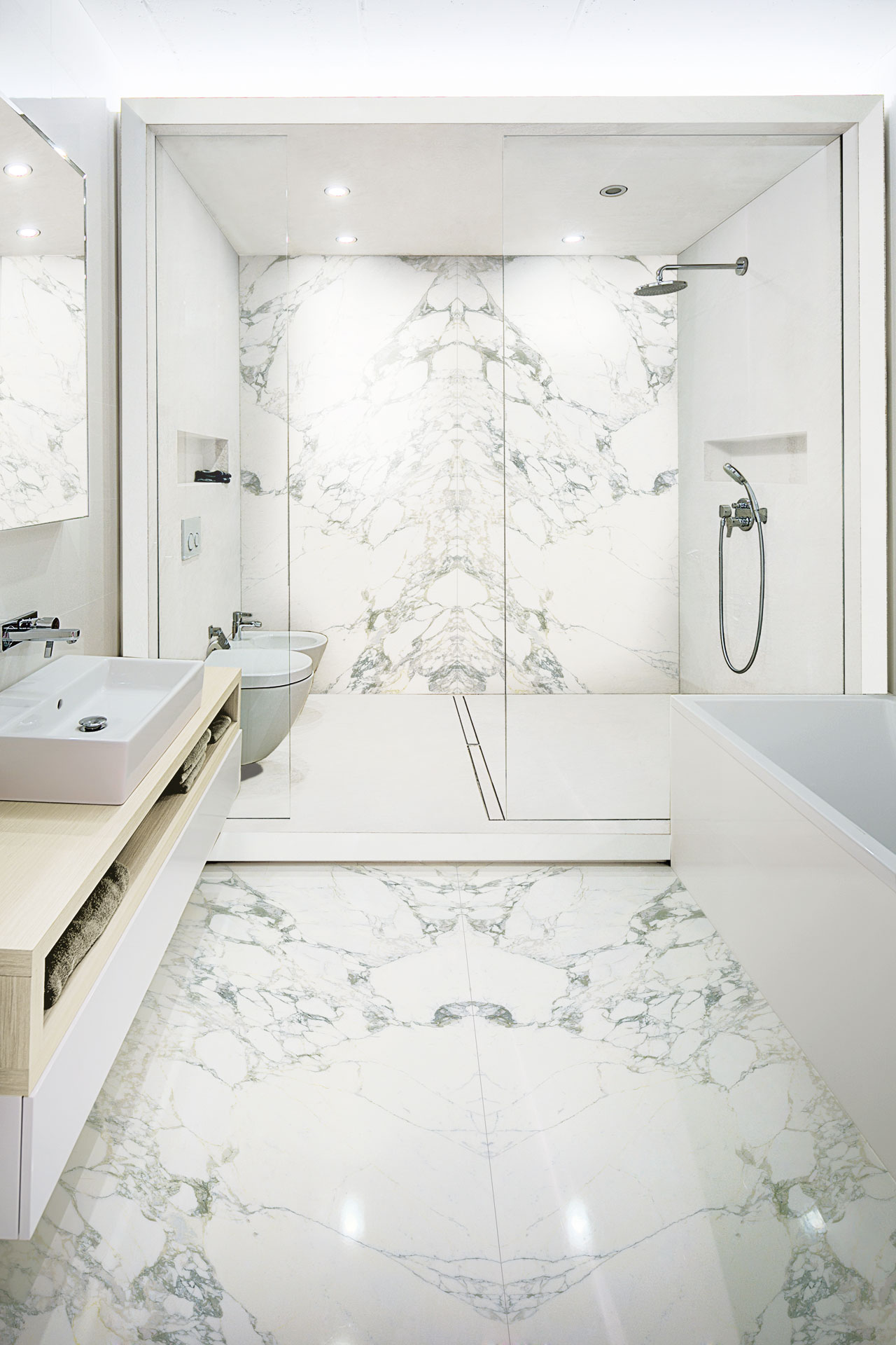 Un abstract di ghiaia e di effetto pietra Bagno con specchio doppio e bagno  in marmo
