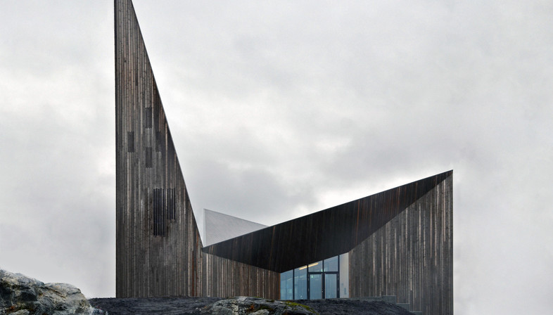 Chiesa in legno sulla collina a Knarvik
