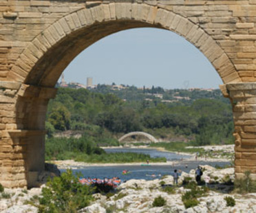 Il fratello minore del Pont du Gard è un ponte in tubi di cartone di Shigeru Ban
