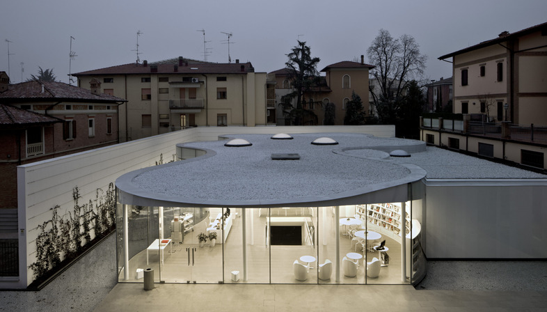 Vetrocamera curvato a caldo per la Biblioteca di Maranello su progetto di Andrea Maffei Associati
