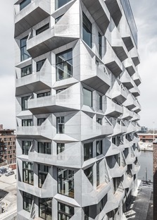 Appartamenti nel silos con facciata in acciaio galvanizzato, dei Cobe architects
